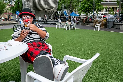 BROOK JONES/FREE PRESS
Lauder Charles III who is portraying Sleepy the Clown is pictured having lunch at Old Market Square in Winnipeg, Man., Thursday, July 23, 2026. Charles is a performer at Kids Fringe, which is part of the Winnipeg Fringe Theatre Festival.