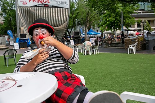 BROOK JONES/FREE PRESS
Lauder Charles III who is portraying Sleepy the Clown is pictured having lunch at Old Market Square in Winnipeg, Man., Thursday, July 23, 2026. Charles is a performer at Kids Fringe, which is part of the Winnipeg Fringe Theatre Festival.