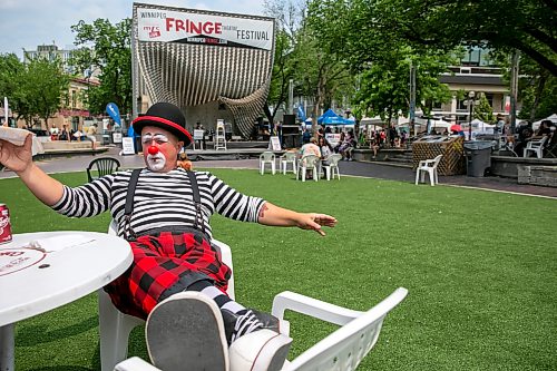 BROOK JONES/FREE PRESS
Lauder Charles III who is portraying Sleepy is pictured having lunch at Old Market Square in Winnipeg, Man., Thursday, July 23, 2026. Charles is a performer at Kids Fringe, which is part of the Winnipeg Fringe Theatre Festival.