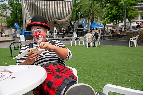 BROOK JONES/FREE PRESS
Lauder Charles III who is portraying Sleepy the Clown is pictured having lunch at Old Market Square in Winnipeg, Man., Thursday, July 23, 2026. Charles is a performer at Kids Fringe, which is part of the Winnipeg Fringe Theatre Festival.