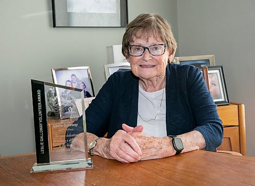 BROOK JONES/FREE PRESS
Rossbrook House volunteer Leslie Galloway has retired after 50 years of volunteering with the community organization. Galloway is pictured with a volunteer award she was presented with by Rossbrook House in 2023 for her dedication to making a diference in the lives of children and youth. She was pictured at her home in Winnipeg, Man., on Thursday, July 23, 2026.