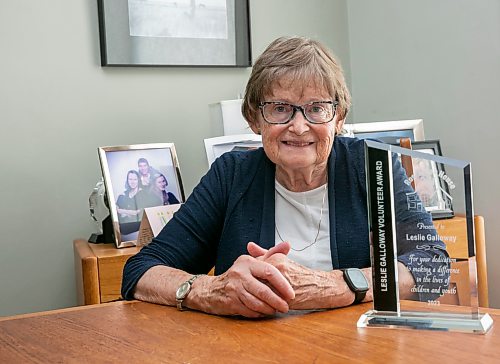 BROOK JONES/FREE PRESS
Rossbrook House volunteer Leslie Galloway has retired after 50 years of volunteering with the community organization. Galloway is pictured with a volunteer award she was presented with by Rossbrook House in 2023 for her dedication to making a diference in the lives of children and youth. She was pictured at her home in Winnipeg, Man., on Thursday, July 23, 2026.