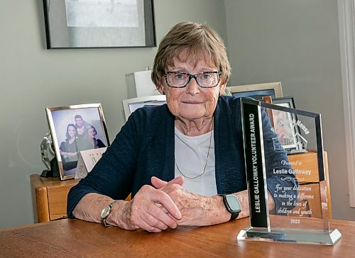 BROOK JONES/FREE PRESS
Rossbrook House volunteer Leslie Galloway has retired after 50 years of volunteering with the community organization. Galloway is pictured with a volunteer award she was presented with by Rossbrook House in 2023 for her dedication to making a diference in the lives of children and youth. She was pictured at her home in Winnipeg, Man., on Thursday, July 23, 2026.