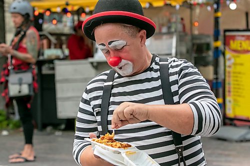 BROOK JONES/FREE PRESS
Charles Lauder III who is portraying Sleepy is pictured having lunch at Old Market Square in Winnipeg, Man., Thursday, July 23, 2026. Charles is a performer at Kids Fringe, which is part of the Winnipeg Fringe Theatre Festival.