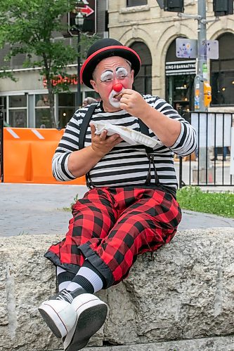 BROOK JONES/FREE PRESS
Charles Lauder III who is portraying Sleepy is pictured having lunch at Old Market Square in Winnipeg, Man., Thursday, July 23, 2026. Charles is a performer at Kids Fringe, which is part of the Winnipeg Fringe Theatre Festival.