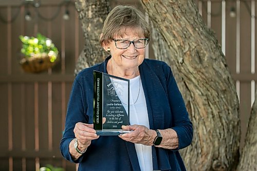 BROOK JONES/FREE PRESS
Rossbrook House volunteer Leslie Galloway has retired after 50 years of volunteering with the community organization. Galloway is pictured with a volunteer award she was presented with by Rossbrook House in 2023 for her dedication to making a diference in the lives of children and youth. She was pictured at her home in Winnipeg, Man., on Thursday, July 23, 2026.
