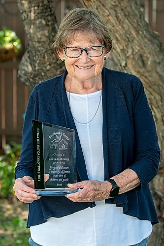 BROOK JONES/FREE PRESS
Rossbrook House volunteer Leslie Galloway has retired after 50 years of volunteering with the community organization. Galloway is pictured with a volunteer award she was presented with by Rossbrook House in 2023 for her dedication to making a diference in the lives of children and youth. She was pictured at her home in Winnipeg, Man., on Thursday, July 23, 2026.