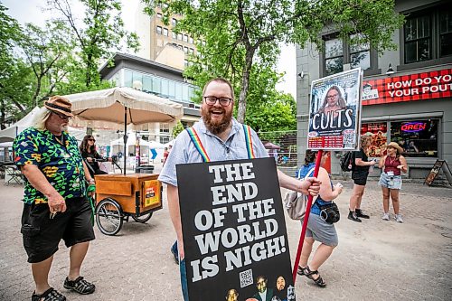 MIKAELA MACKENZIE / FREE PRESS
Blair Moro promotes his show, CULTS, at the Fringe Festival kickoff at Old Market Square on Wednesday, July 15, 2026.
Free Press 2026