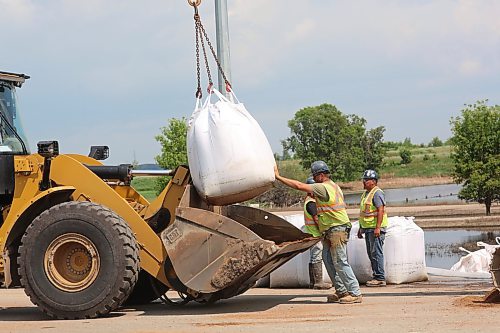With the flood waters along the Assiniboine River receding and the City of Brandon shifting from flood response to recovery and clean up, work crews began removing the super sandbags on Monday that lined the northbound lanes of First Street North. (Matt Goerzen/The Brandon Sun)