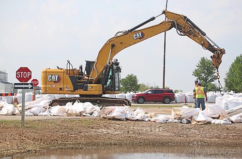 With the flood waters along the Assiniboine River receding and the City of Brandon shifting from flood response to recovery and clean up, work crews began removing the super sandbags on Monday that lined the northbound lanes of First Street North. (Matt Goerzen/The Brandon Sun)
