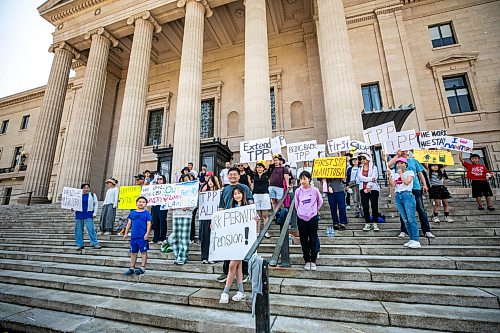 MIKAELA MACKENZIE / FREE PRESS
A temporary foreign workers rally takes place outside of the Manitoba Legislative Building on Tuesday, July 28, 2026.
For Carol story.
Free Press 2026