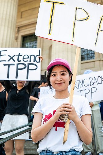 MIKAELA MACKENZIE / FREE PRESS
Shang Zhang takes part in a temporary foreign workers rally outside of the Manitoba Legislative Building on Tuesday, July 28, 2026.
For Carol story.
Free Press 2026