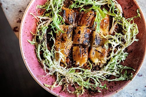 MIKAELA MACKENZIE / FREE PRESS
Braised leeks, Manitoba beluga lentils, fennel soffritto and a frise salad at Gather restaurant on Wednesday, May 27, 2026.
For AV story.
Free Press 2026