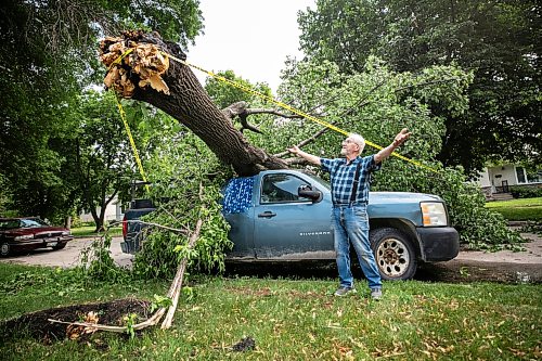 MIKAELA MACKENZIE / FREE PRESS
Jake Falk shows a tree that fell on his truck during the storm on Stewart Street on Thursday, July 30, 2026.
For Chris story.
Free Press 2026