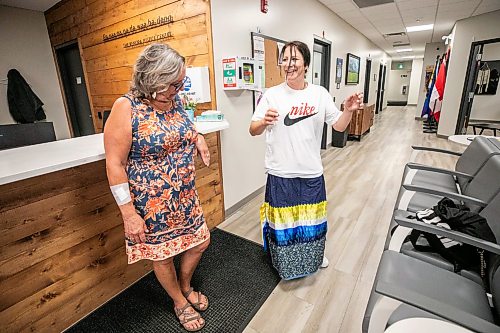 MIKAELA MACKENZIE / FREE PRESS
Bobbie Robinson (left) lends Sarah Cormier a ribbon skirt to wear to court at Ga naa na ga da waa ba dang, the Kenora Justice Centre, on Wednesday, July 29, 2026.
For Dan story.
Free Press 2026