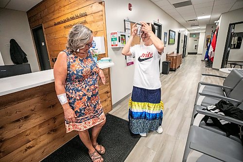 MIKAELA MACKENZIE / FREE PRESS
Bobbie Robinson (left) lends Sarah Cormier a ribbon skirt to wear to court at Ga naa na ga da waa ba dang, the Kenora Justice Centre, on Wednesday, July 29, 2026.
For Dan story.
Free Press 2026