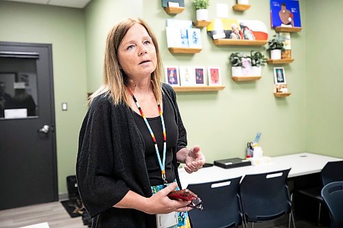 MIKAELA MACKENZIE / FREE PRESS
Carla Parnell, senior community and crown liason, shows the classroom at Ga naa na ga da waa ba dang, the Kenora Justice Centre, on Wednesday, July 29, 2026.
For Dan story.
Free Press 2026