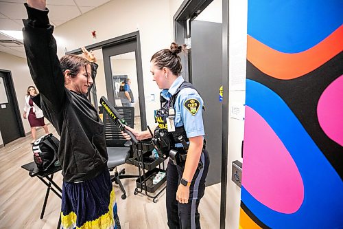 MIKAELA MACKENZIE / FREE PRESS
Sarah Cormier gets scanned in to court by special constable Kenna Robertson at Ga naa na ga da waa ba dang, the Kenora Justice Centre, on Wednesday, July 29, 2026.
For Dan story.
Free Press 2026