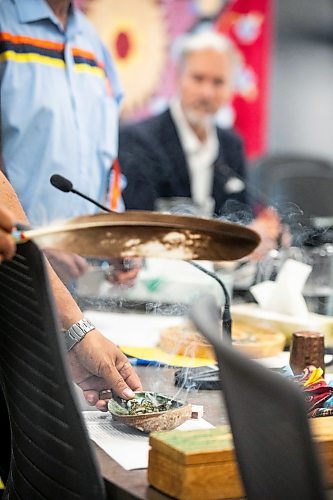 MIKAELA MACKENZIE / FREE PRESS
Court begins with smudging and ceremony at Ga naa na ga da waa ba dang, the Kenora Justice Centre, on Wednesday, July 29, 2026.
For Dan story.
Free Press 2026