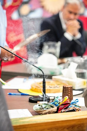 MIKAELA MACKENZIE / FREE PRESS
Court begins with smudging and ceremony at Ga naa na ga da waa ba dang, the Kenora Justice Centre, on Wednesday, July 29, 2026.
For Dan story.
Free Press 2026