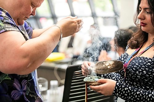 MIKAELA MACKENZIE / FREE PRESS
Court begins with smudging and ceremony at Ga naa na ga da waa ba dang, the Kenora Justice Centre, on Wednesday, July 29, 2026.
For Dan story.
Free Press 2026