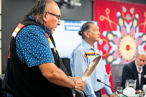 MIKAELA MACKENZIE / FREE PRESS
	
Darrell Mandamin, cultural liason, speaks during court at Ga naa na ga da waa ba dang, the Kenora Justice Centre,  on Wednesday, July 29, 2026.

For Dan story.
Free Press 2026