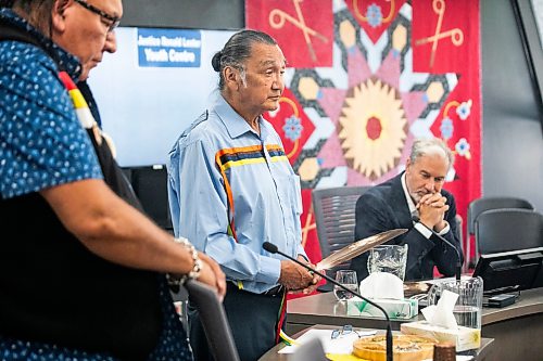 MIKAELA MACKENZIE / FREE PRESS
	
Elder Don Kelly leads ceremony to begin court at Ga naa na ga da waa ba dang, the Kenora Justice Centre,  on Wednesday, July 29, 2026.

For Dan story.
Free Press 2026