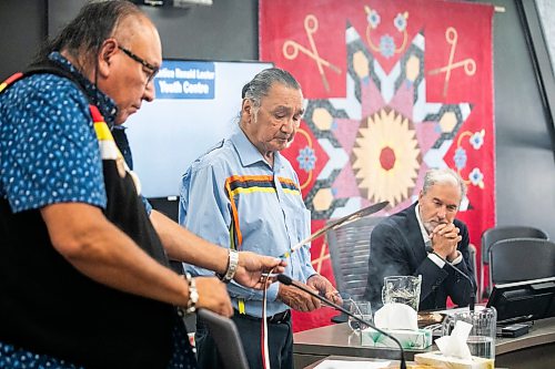 MIKAELA MACKENZIE / FREE PRESS
	
Elder Don Kelly leads ceremony to begin court at Ga naa na ga da waa ba dang, the Kenora Justice Centre,  on Wednesday, July 29, 2026.

For Dan story.
Free Press 2026