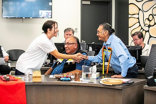MIKAELA MACKENZIE / FREE PRESS
Sarah Cormier shakes hands with elder Don Kelly at her last court date at Ga naa na ga da waa ba dang, the Kenora Justice Centre, on Wednesday, July 29, 2026.
For Dan story.
Free Press 2026