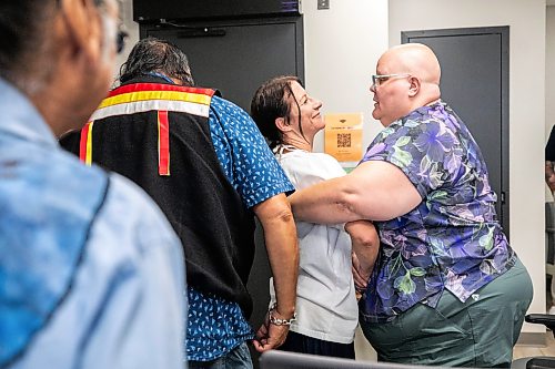 MIKAELA MACKENZIE / FREE PRESS
Sarah Cormier (left) embraces Trish Therrien (with the Ne-Chee Friendship Centre) while leaving her last court date at Ga naa na ga da waa ba dang, the Kenora Justice Centre, on Wednesday, July 29, 2026.
For Dan story.
Free Press 2026