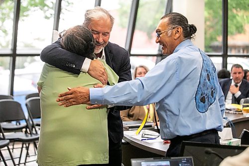 MIKAELA MACKENZIE / FREE PRESS
Justice David Gibson (left) and elder Don Kelly embrace one of the accused during court at Ga naa na ga da waa ba dang, the Kenora Justice Centre, on Wednesday, July 29, 2026.
For Dan story.
Free Press 2026