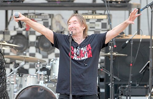 Nick Gilder, who appeared with his band Sweeney Todd, sings during Rockin’ the Fields of Minnedosa on Sunday. (Perry Bergson/The Brandon Sun)
