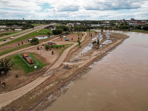 04082026
Debris and damage left by the recent Assiniboine River flooding is seen at Dinsdale Park in Brandon on Tuesday.
(Tim Smith/The Brandon Sun)