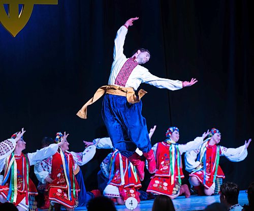 ROBERT LEE / FREE PRESS
Members of the Romanetz Ukrainian Dance Ensemble take the stage at the Ukraine Kyiv Pavilion for Folklorama on Tuesday, August 4, 2026 at Maples Collegiate in Winnipeg. 
