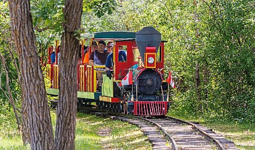 MIKE DEAL / FREE PRESS
The miniature steam train rattles along its tracks in Assiniboine Park Wednesday afternoon carrying a full complement of passengers.
Standup
260805 - Wednesday, August 05, 2026.