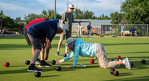 ROBERT LEE / FREE PRESS
Community members call the measure in recreational lawn bowling at the Dakota Lawn Bowling Centre in Winnipeg on Wednesday, August 5, 2026. 