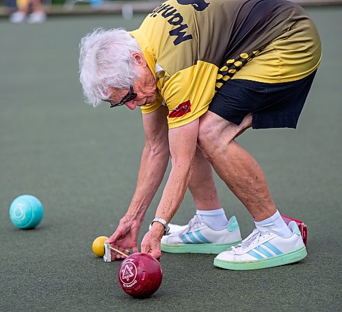 ROBERT LEE / FREE PRESS
Clarice Fitzpatrick calls the measure at the Dakota Lawn Bowling Centre in Winnipeg on Wednesday, August 5, 2026. 