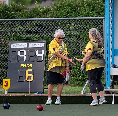 ROBERT LEE / FREE PRESS
Shirley Fitzpatrick-Wong, right, and her mother, Clarice Fitzpatrick congratulate each other after a game of lawn bowling at the Dakota Lawn Bowling Centre in Winnipeg on Wednesday, August 5, 2026. 