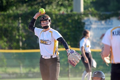 Dauphin's Auvanna Gutek fields a ball during a Westman Heat U17 softball game on Tuesday. (Thomas Friesen/The Brandon Sun)