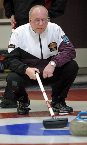 MIKE APORIUS/WINNIPEG FREE PRESS -Orest Meleschuk plays at the CFB Winnipeg Curling Club Friday afternoon -for Randy Turner story Jan.23/2003
