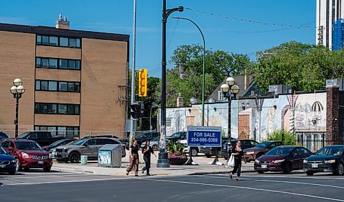 ROBERT LEE / FREE PRESS
A for-sale sign marks the long-vacant former gas station lot at 145 Osborne St. in Winnipeg’s Osborne Village on Thursday, August 6, 2026. The city has listed the property for a third time at $1.655 million, hoping to attract a mixed-use development after at least one earlier offer fell through.
