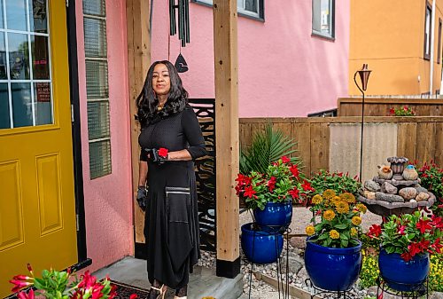 ROBERT LEE / FREE PRESS
Beryl Boney poses outside of her award-winning garden on St. Mary's Road in Winnipeg, on Thursday, August 6, 2026. Boney, who grew up in Trinidad and Tobago, has spent 25 years transforming the front and back of her block with flowers and vegetables, including ceramic chickens that nod to her Caribbean roots.