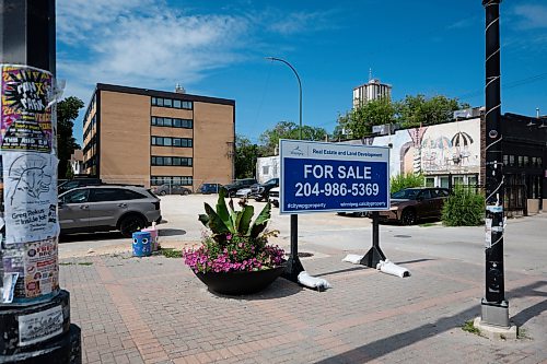 ROBERT LEE / FREE PRESS
A for-sale sign marks the long-vacant former gas station lot at 145 Osborne St. in Winnipeg’s Osborne Village on Thursday, August 6, 2026. The city has listed the property for a third time at $1.655 million, hoping to attract a mixed-use development after at least one earlier offer fell through.