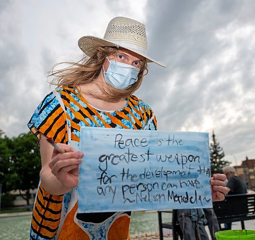 ROBERT LEE / FREE PRESS
Dozens gather at Winnipeg’s Memorial Park fountain for a Lanterns for Peace ceremony on Thursday, August 6, 2026, marking 81 years since the atomic bombings of Hiroshima and Nagasaki, which killed more than a quarter million people, mainly civilians.