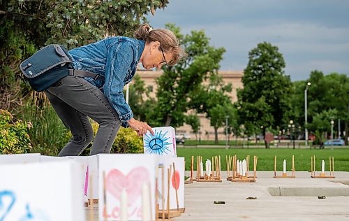 ROBERT LEE / FREE PRESS
Dozens gather at Winnipeg’s Memorial Park fountain for a Lanterns for Peace ceremony on Thursday, August 6, 2026, marking 81 years since the atomic bombings of Hiroshima and Nagasaki, which killed more than a quarter million people, mainly civilians.