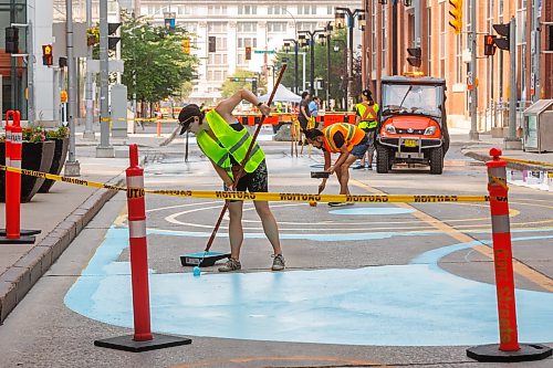 MIKE DEAL / FREE PRESS
Artist, Alex Plante (foreground) gets a little help from Takashi Iwasaki, artistic lead for the mural designs, paint one of several murals along a four-block stretch of Graham between Carlton and Garry Street Tuesday morning.
250708 - Tuesday, July 08, 2025.