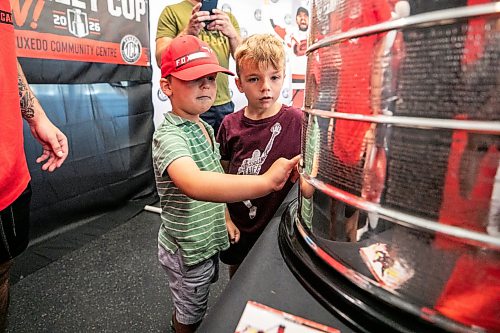 MIKAELA MACKENZIE / FREE PRESS
	
Zack Bodiroga (four, left) and Danilo Bodiroga (five) check out the Stanley Cup at the Tuxedo Community Centre on Monday, Aug. 10, 2026.

For Grace Penner story.
Free Press 2026