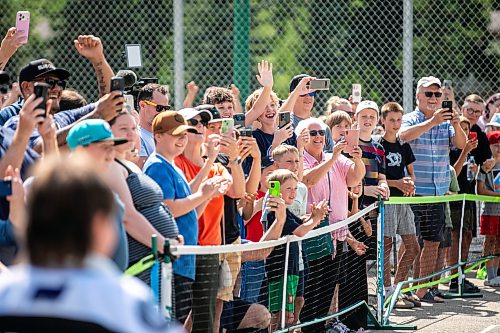 MIKAELA MACKENZIE / FREE PRESS
	
Fans cheer as Seth Jarvis arrives with the Stanley Cup at the Tuxedo Community Centre on Monday, Aug. 10, 2026.

For Grace Penner story.
Free Press 2026