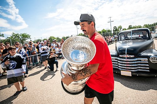 MIKAELA MACKENZIE / FREE PRESS
Seth Jarvis arrives with the Stanley Cup at the Tuxedo Community Centre on Monday, Aug. 10, 2026.
For Grace Penner story.
Free Press 2026