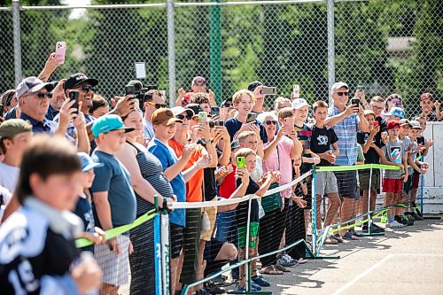 MIKAELA MACKENZIE / FREE PRESS
	
Fans cheer as Seth Jarvis arrives with the Stanley Cup at the Tuxedo Community Centre on Monday, Aug. 10, 2026.

For Grace Penner story.
Free Press 2026